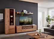 Houten wandplank in een moderne woonkamer, gezien vanaf de voorkant, versierd met planten en boeken.