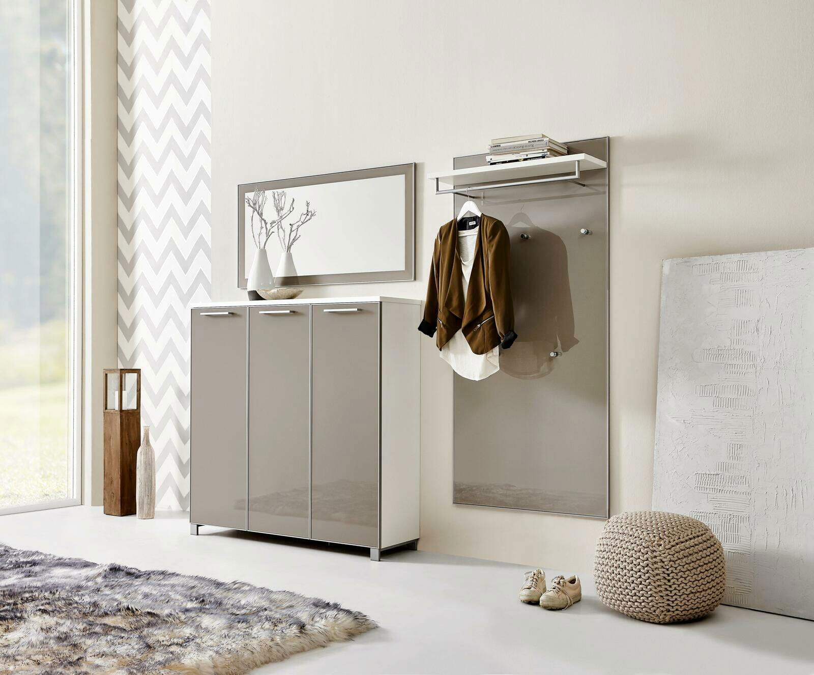 Moderne Garderobeneinrichtung mit Schuhschrank, Spiegel und Garderobenpaneel in einer hellen, stilvollen Umgebung. Perspektive von vorne.