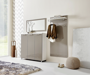 Moderne Garderobeneinrichtung mit Schuhschrank, Spiegel und Garderobenpaneel in einer hellen, stilvollen Umgebung. Perspektive von vorne.