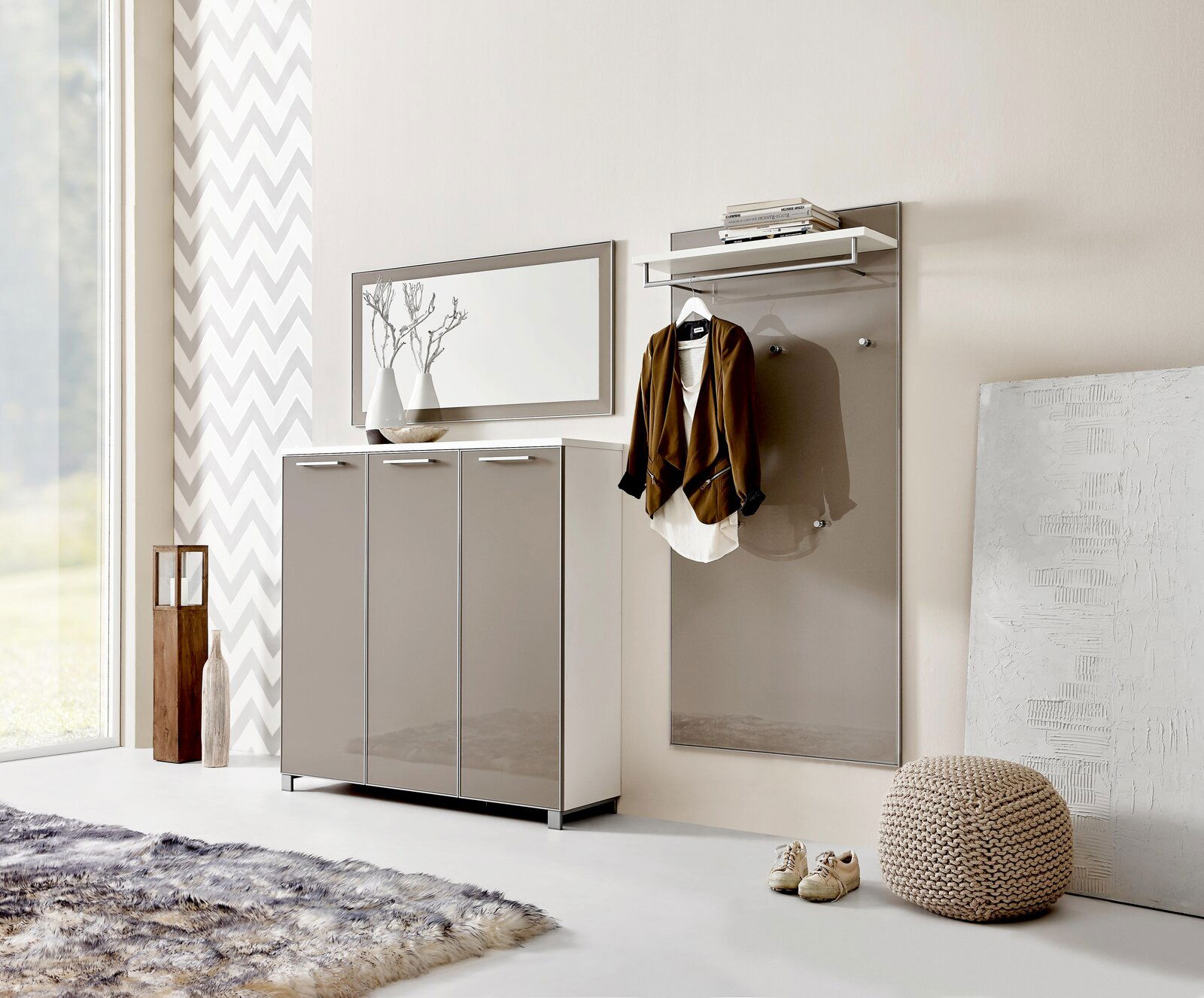 VOSS Spiegel SANTINA Moderne Garderobeneinrichtung mit Schuhschrank, Spiegel und Garderobenpaneel in einer hellen, stilvollen Umgebung. Perspektive von vorne.