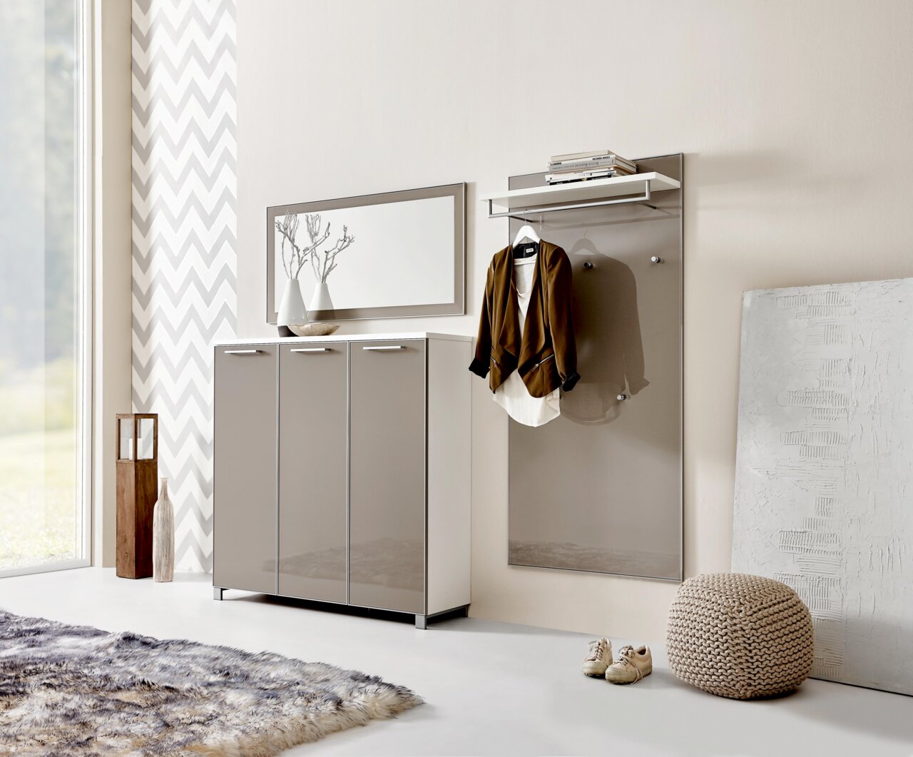 Moderne Garderobeneinrichtung mit Schuhschrank, Spiegel und Garderobenpaneel in einer hellen, stilvollen Umgebung. Perspektive von vorne.