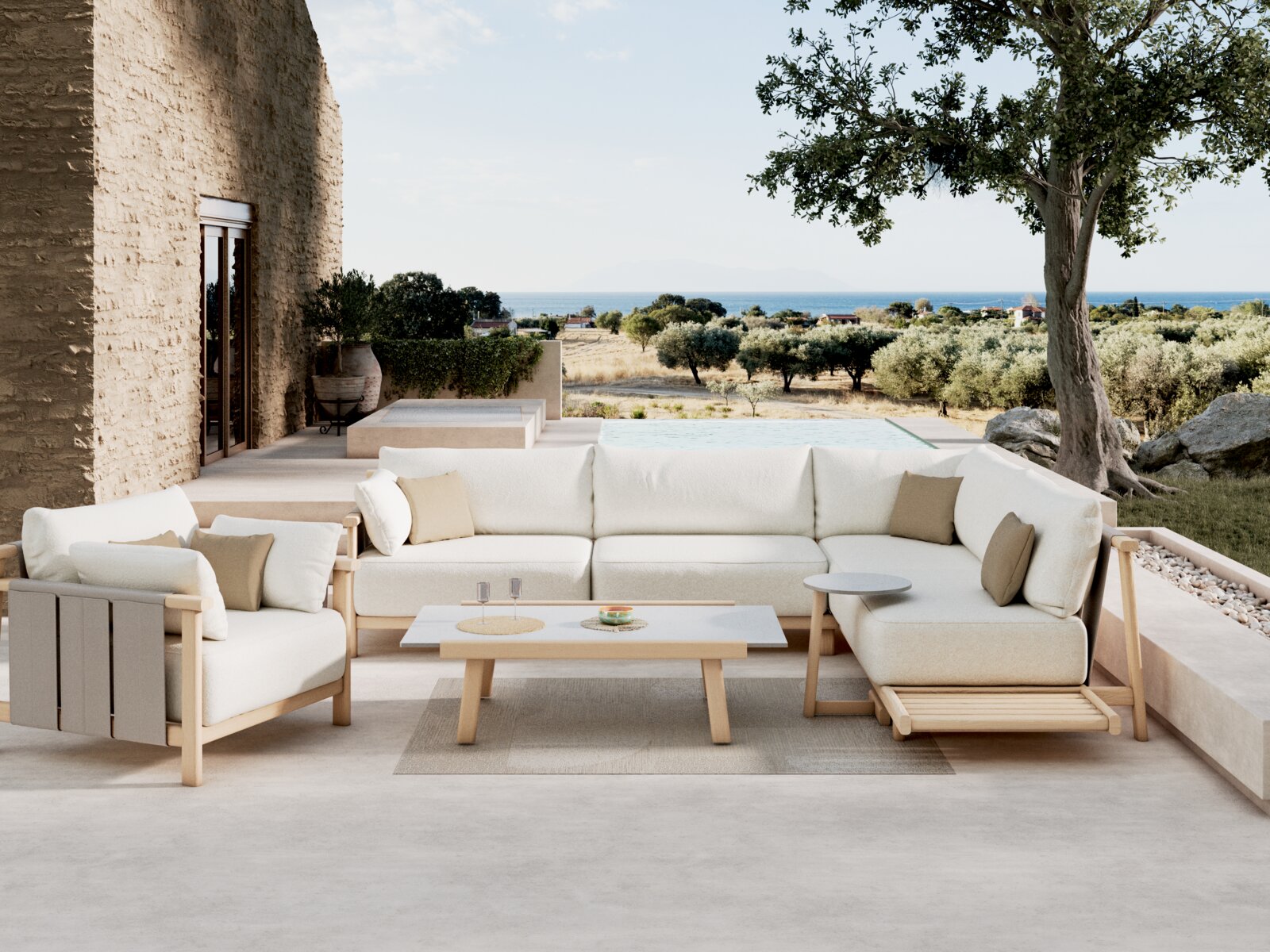 Dieter Knoll Loungeeckgarnitur MARI Helle Outdoor-Lounge mit L-förmigem Sofa, Sessel und Couchtisch aus Holz auf moderner Terrasse am Pool mit Meerblick, frontal aus leicht erhöhter Perspektive