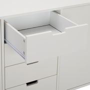 Nahaufnahme eines weißen Sideboards mit geöffneter Schublade, Perspektive von vorne.