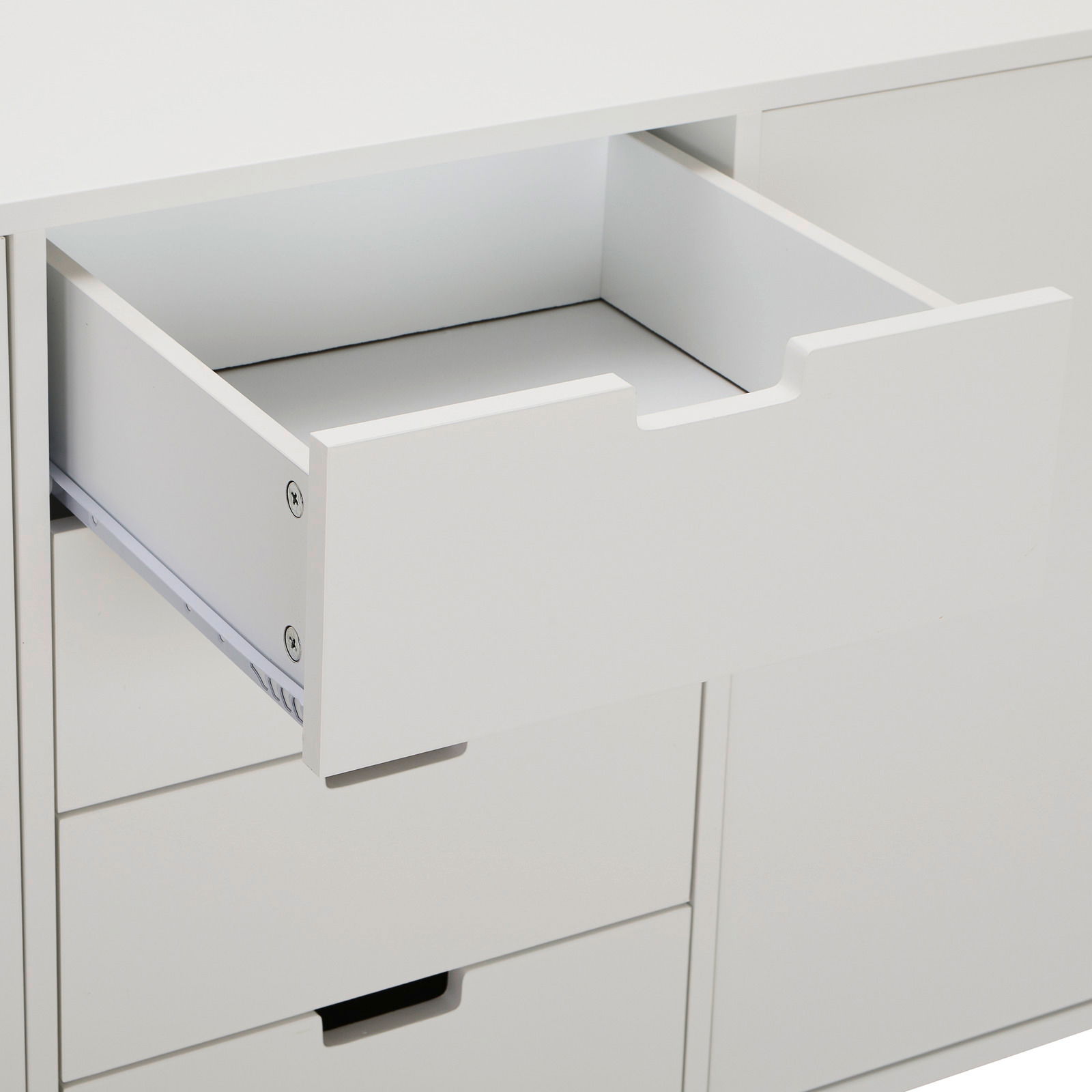 Nahaufnahme eines weißen Sideboards mit geöffneter Schublade, Perspektive von vorne.