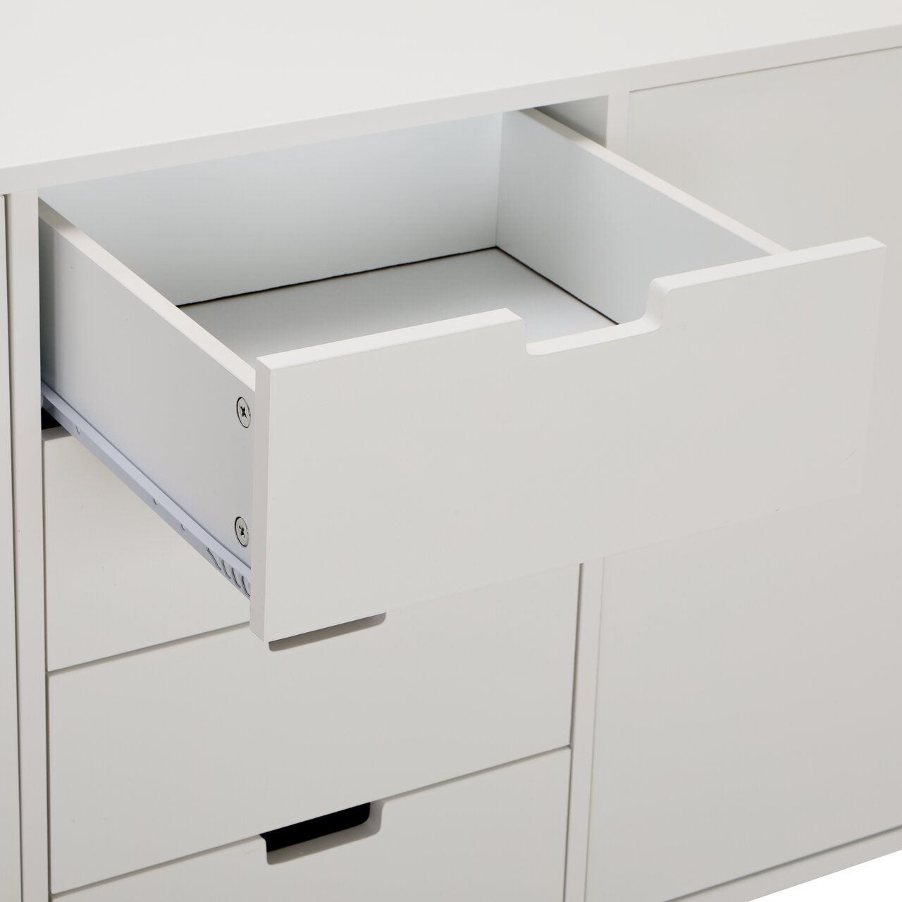 Nahaufnahme eines weißen Sideboards mit geöffneter Schublade, Perspektive von vorne.