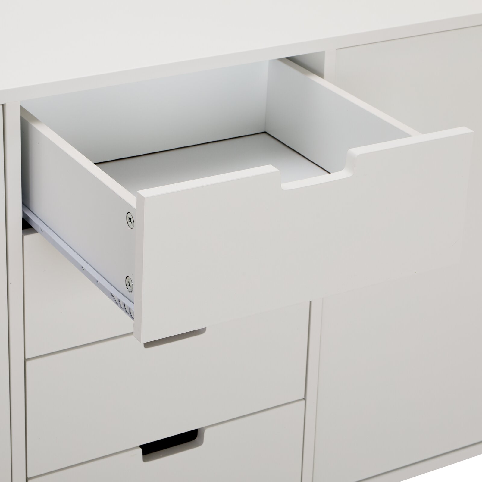 Nahaufnahme eines weißen Sideboards mit geöffneter Schublade, Perspektive von vorne.