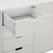 Nahaufnahme eines weißen Sideboards mit geöffneter Schublade, Perspektive von vorne.