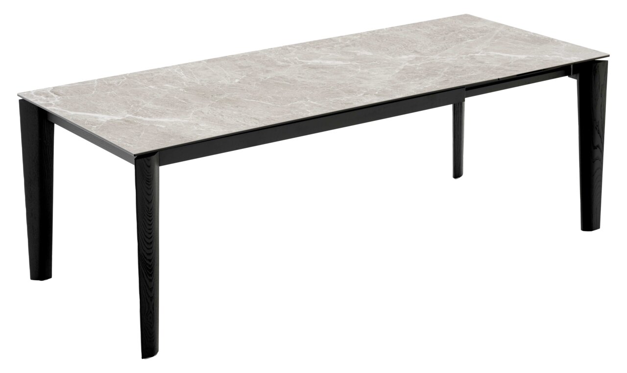 Moderner Esstisch mit heller Marmoroptik-Tischplatte und schwarzen Holzbeinen, seitliche Perspektive