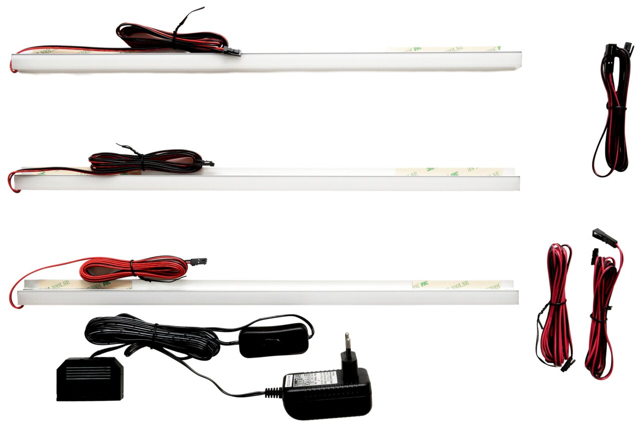 Drei LED-Leisten mit Kabeln und Netzteil, Ansicht von oben