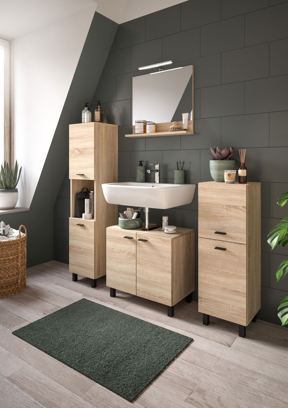 Moderne Badkombination mit Holzoptik, bestehend aus Waschbecken, Spiegel und mehreren Schränken, aus seitlicher Perspektive fotografiert.