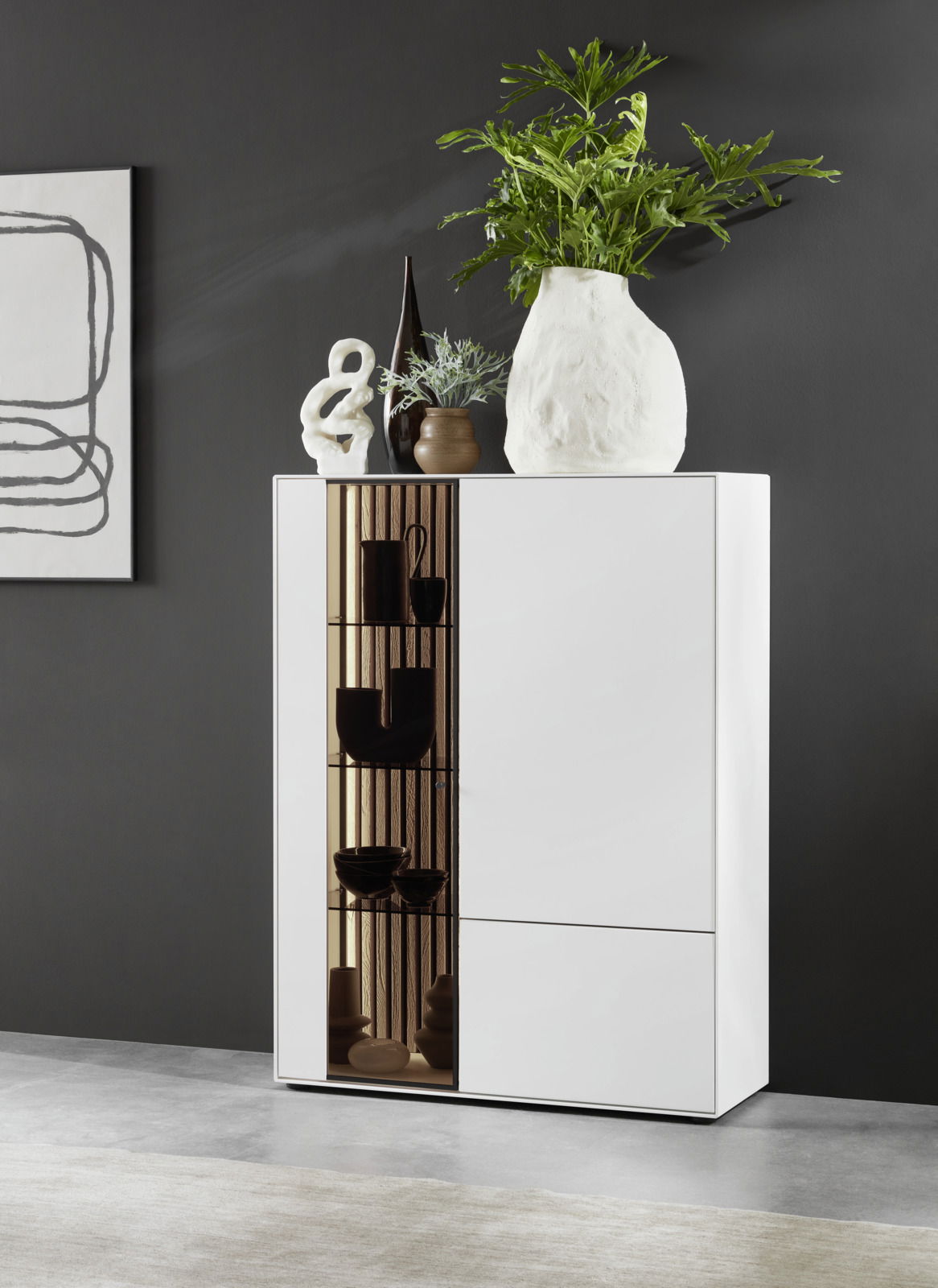 Modernes Highboard mit Glas links, dekoriert mit Pflanzen und Skulpturen, aus frontaler Perspektive.