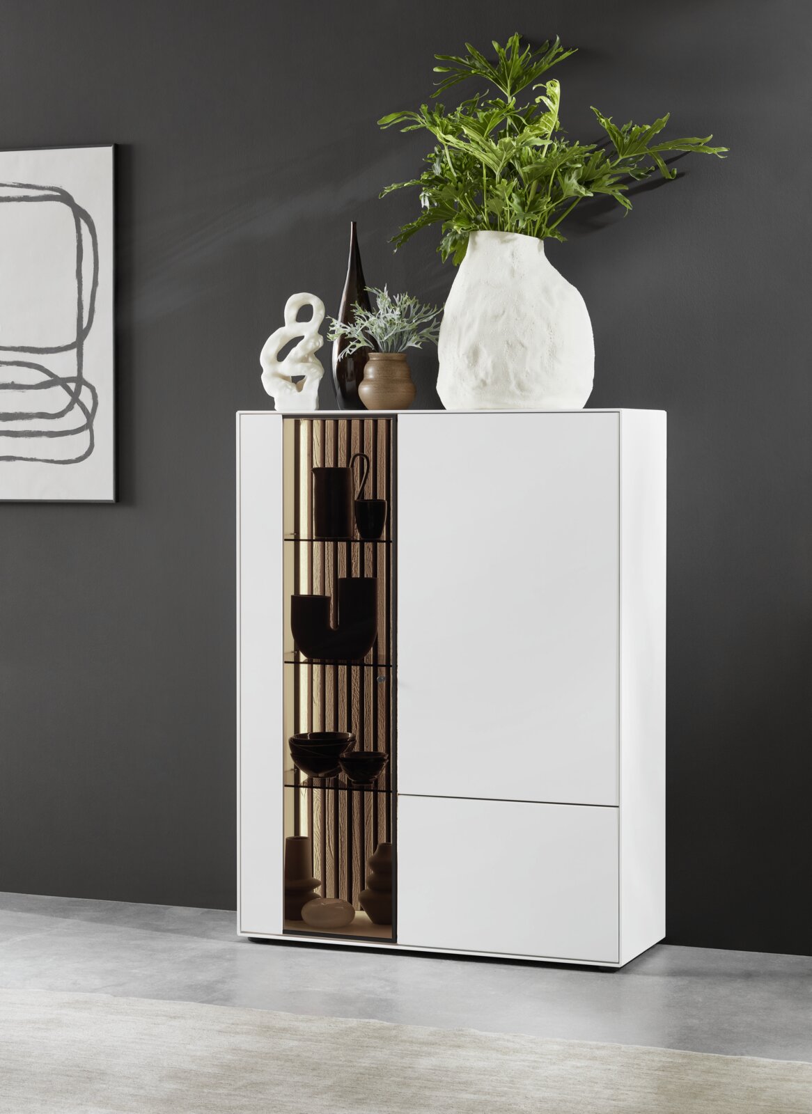 Modern hoogkast met glas aan de linkerkant, versierd met planten en beeldjes, gezien van voren.