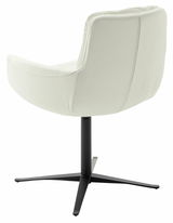 Rückansicht eines modernen Armlehnstuhls mit schwarzem Metallfuß und hellem Polster.