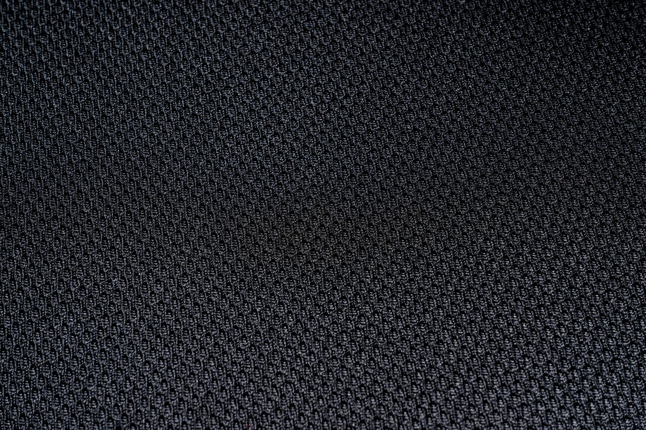 Nahaufnahme eines schwarzen Stoffmusters mit feiner Struktur