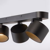 Dreifacher LED-Spot in schwarzem Gehäuse, seitliche Perspektive