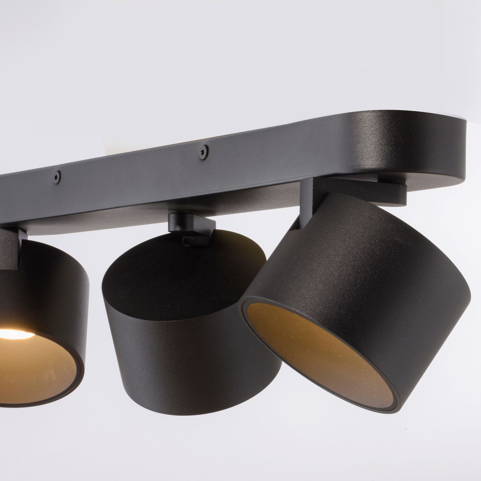 Dreifacher LED-Spot in schwarzem Gehäuse, seitliche Perspektive