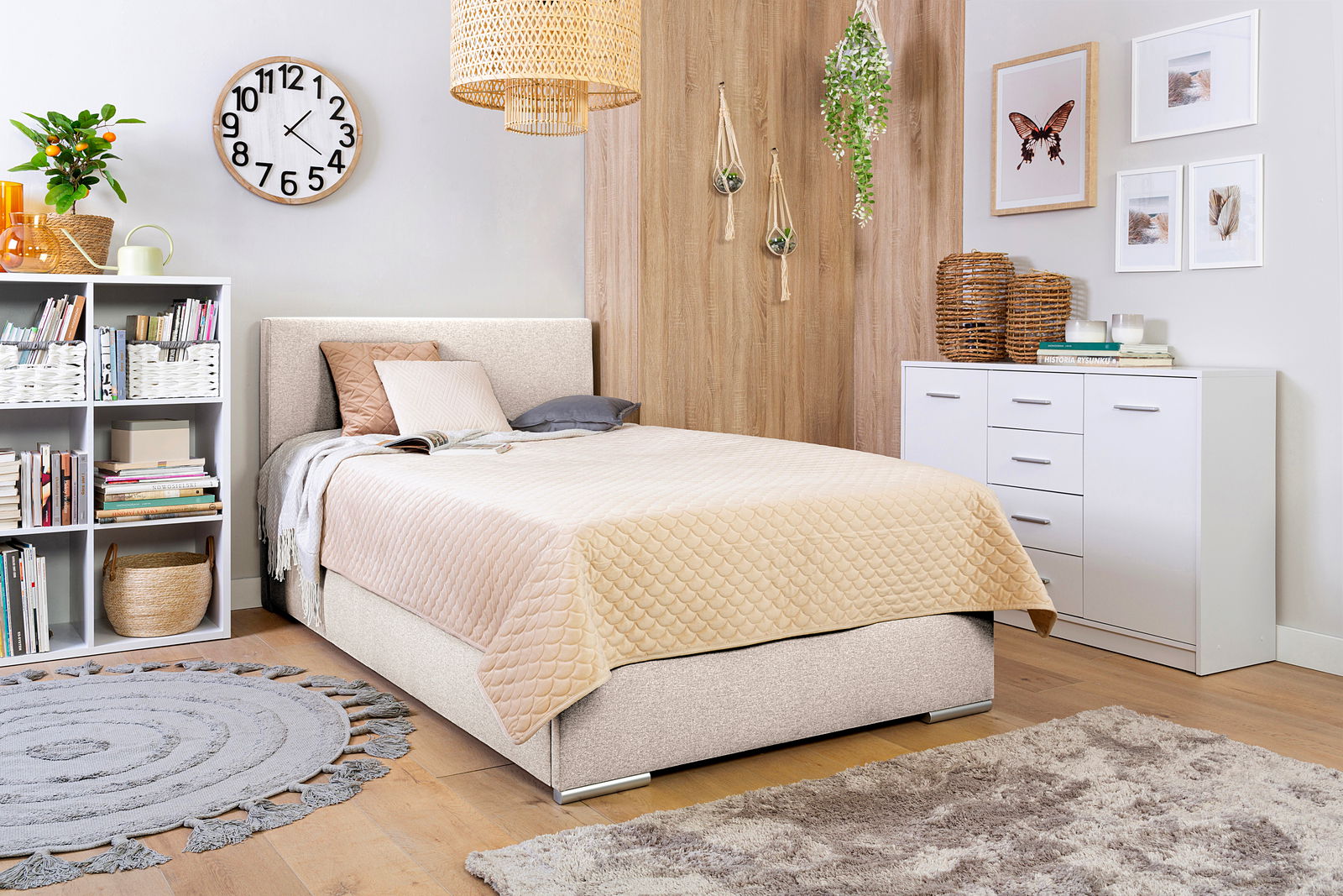 Gemütliches Boxbett 140 in einem stilvoll eingerichteten Schlafzimmer mit Holzboden, dekorativen Pflanzen und Wandkunst, seitliche Perspektive.