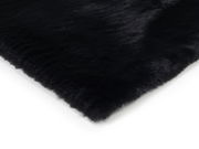 Nahaufnahme eines schwarzen Fellteppichs aus der Seitenperspektive