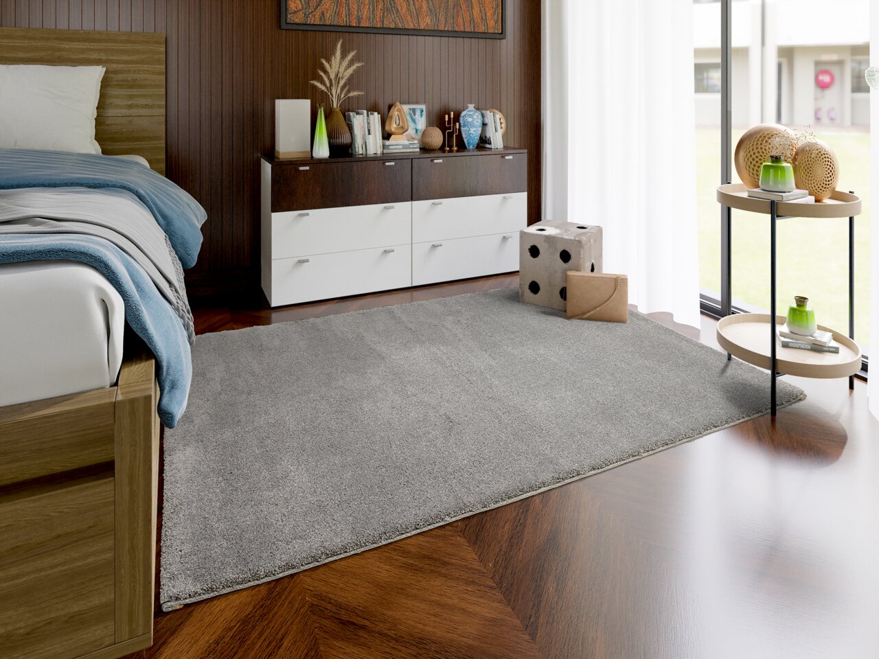Grauer Uni-Teppich in einem modernen Schlafzimmer, Perspektive von der Seite des Bettes.