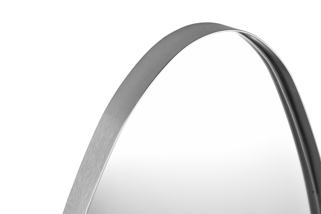 Nahaufnahme eines modernen Spiegels mit einem schmalen, gebürsteten Metallrahmen, seitliche Perspektive