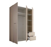 Beiger Kleiderschrank mit drei Türen, geöffnet, mit Kleiderstange, Einlegeböden und zwei ausgezogenen Schubladen; Ansicht schräg von vorne links