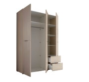 Beiger Kleiderschrank mit drei Türen, geöffnet, mit Kleiderstange, Einlegeböden und zwei ausgezogenen Schubladen; Ansicht schräg von vorne links