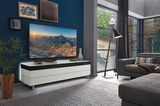 Modernes TV-Lowboard in einem stilvollen Wohnzimmer, seitliche Perspektive.