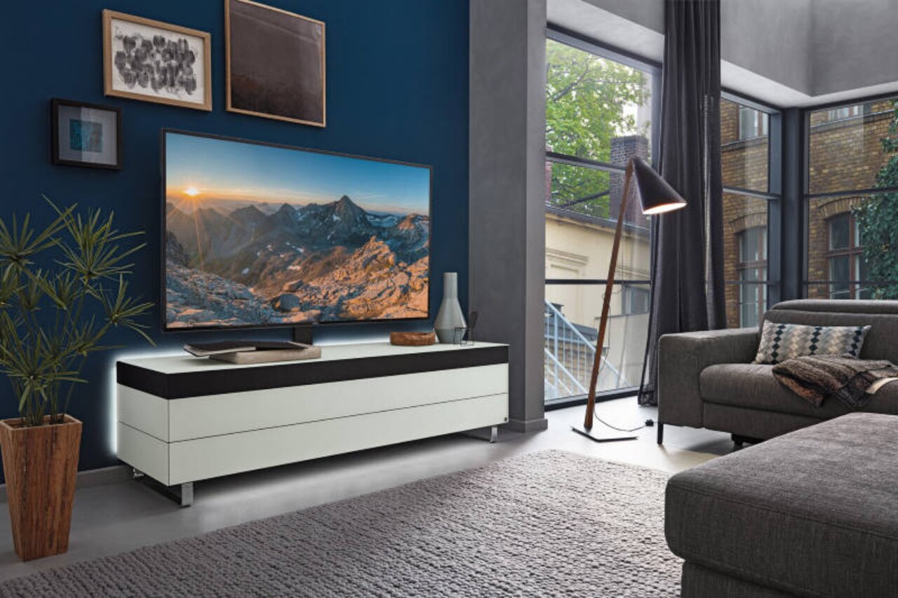 Modernes TV-Lowboard in einem stilvollen Wohnzimmer, seitliche Perspektive.