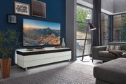 Modernes TV-Lowboard in einem stilvollen Wohnzimmer, seitliche Perspektive.