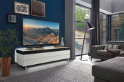 Modernes TV-Lowboard in einem stilvollen Wohnzimmer, seitliche Perspektive.