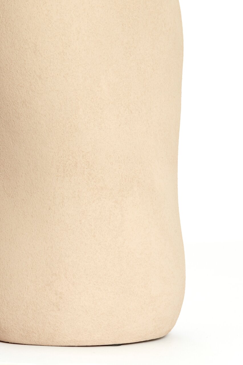 Nahaufnahme einer sandfarbenen Vase mit glatter Oberfläche, seitliche Perspektive
