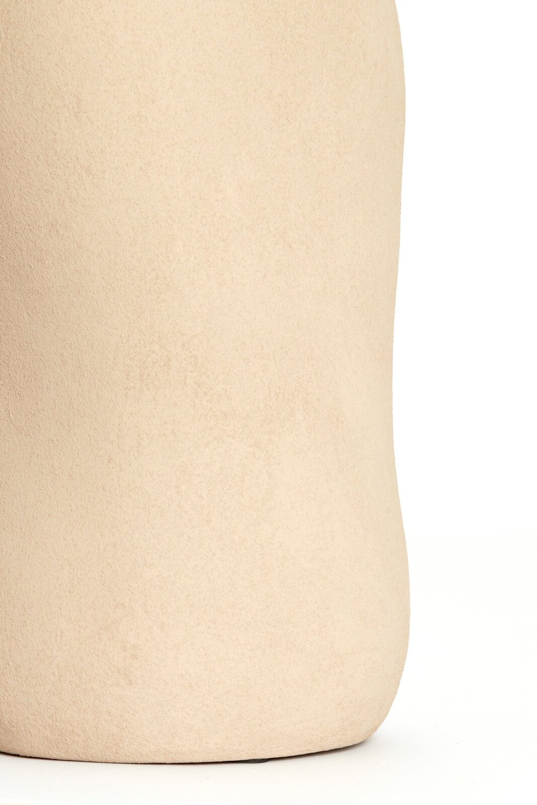 Nahaufnahme einer sandfarbenen Vase mit glatter Oberfläche, seitliche Perspektive