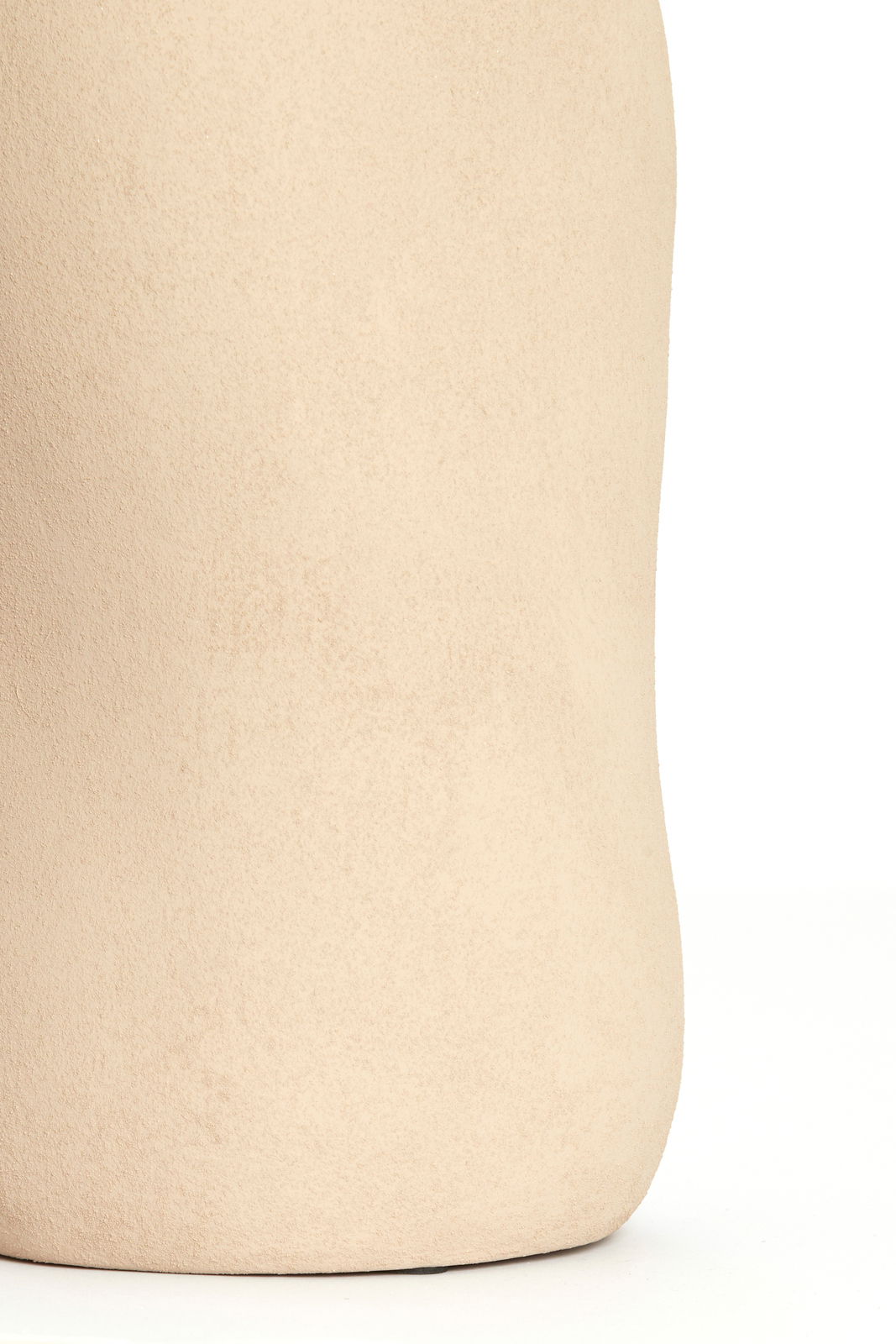 Nahaufnahme einer sandfarbenen Vase mit glatter Oberfläche, seitliche Perspektive