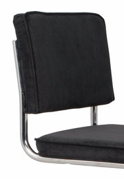 Seitenansicht eines schwarzen Stuhls mit Metallrahmen und gepolstertem Sitz und Rückenlehne.
