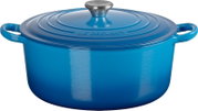 Blauwe Le Creuset braadpan met deksel, twee handgrepen en roestvrijstalen knop, schuin van voren afgebeeld