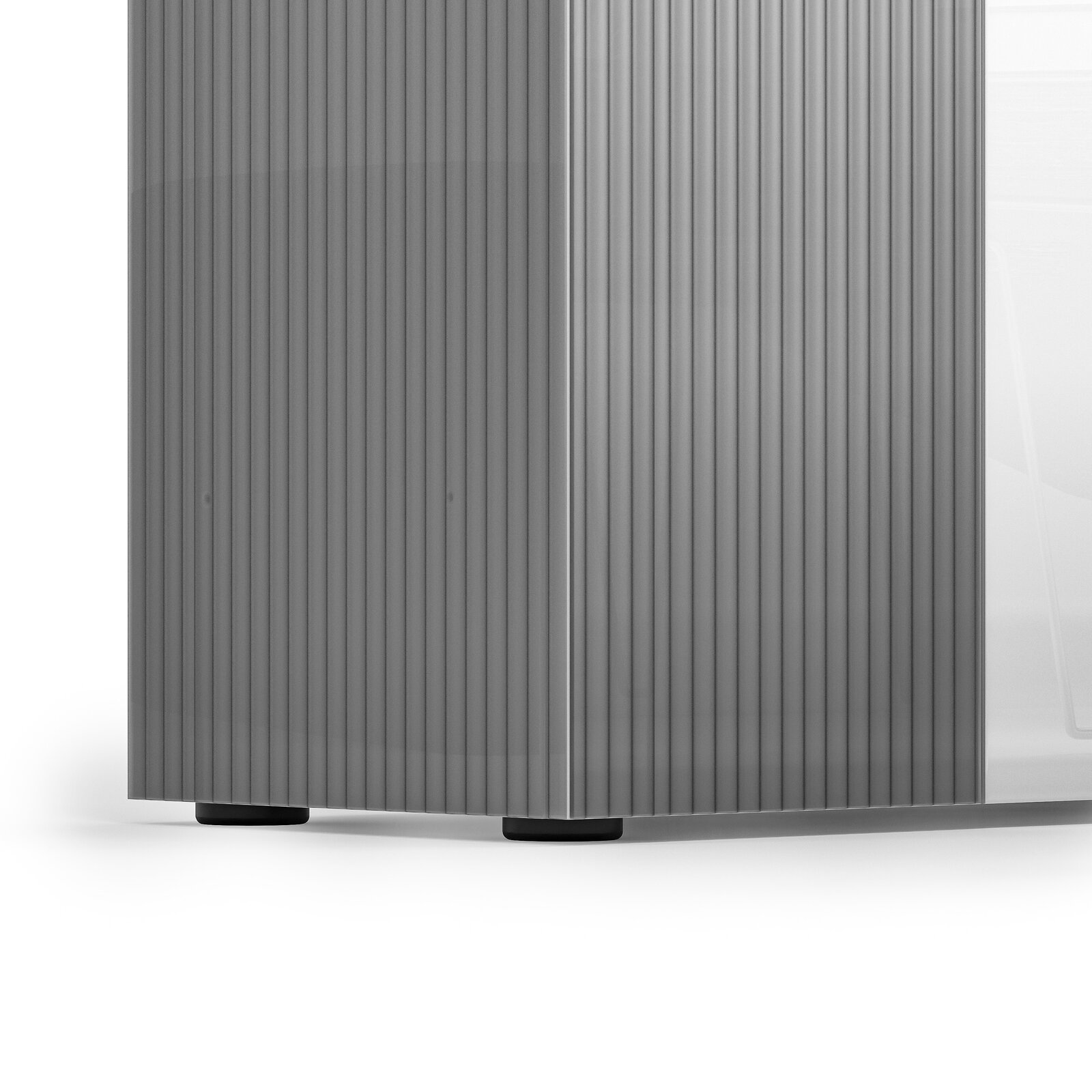 Detailansicht eines XL-Schuhschranks mit geriffelter Oberfläche in grauer Farbe, perspektivisch von der Seite aufgenommen.