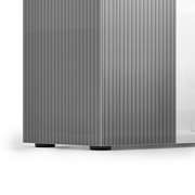 Detailansicht eines XL-Schuhschranks mit geriffelter Oberfläche in grauer Farbe, perspektivisch von der Seite aufgenommen.