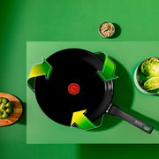 Keramik-Pfanne mit 28 cm Durchmesser, von oben fotografiert, umgeben von grünem Gemüse und Pfeilen, die auf die Pfanne zeigen.