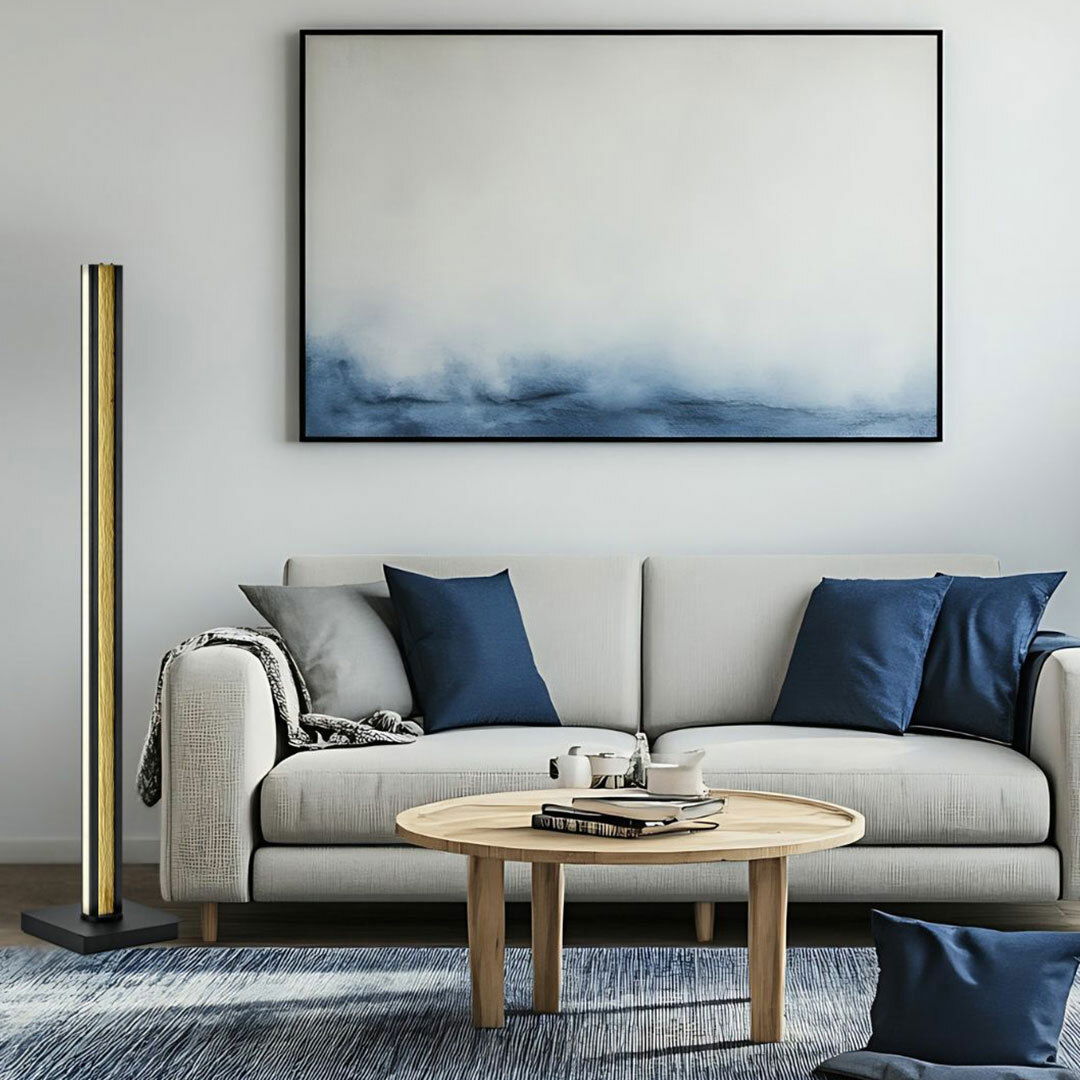 Moderne LED-Stehleuchte HELOISE in einem stilvollen Wohnzimmer, seitliche Perspektive