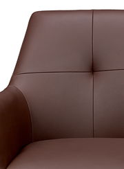 Nahaufnahme eines braunen Armlehnstuhls aus Leder, Vorderansicht