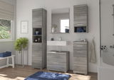 Moderner Badezimmer-Spiegel in einem stilvollen, grauen Holzrahmen, zentral über einem Waschbecken platziert. Perspektive: Frontalansicht.