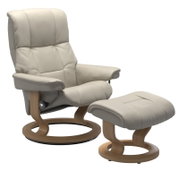 Beiger Stressless Einzelsessel MAYFAIR mit passendem Hocker, seitliche Perspektive