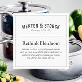 Stieltopf in petrol mit Deckel, seitliche Perspektive, umgeben von frischem Gemüse.