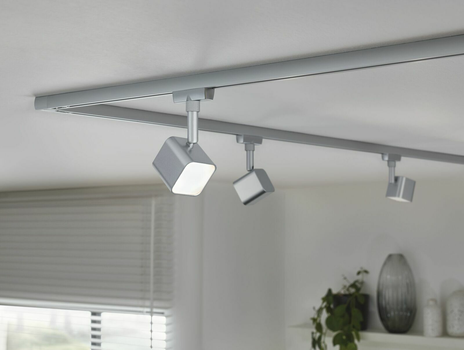 Silberner Schienenspot Muri an der Decke montiert, seitliche Perspektive