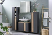 Moderner Hochschrank in einem stilvollen Badezimmer, frontal betrachtet, mit dunklen Türen und Holzelementen, umgeben von weiteren Badmöbeln und Dekorationen.