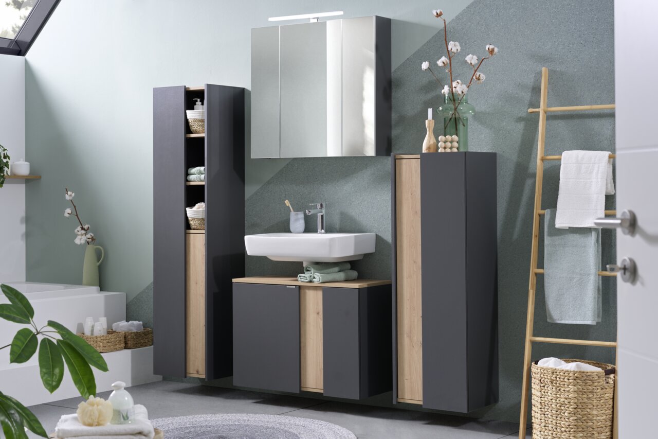 Stylife Hochschrank PALIUM Moderner Hochschrank in einem stilvollen Badezimmer, frontal betrachtet, mit dunklen Türen und Holzelementen, umgeben von weiteren Badmöbeln und Dekorationen.
