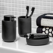 Schwarzes Badezimmer-Set bestehend aus Seifenspender, Zahnputzbecher und Seifenschale, seitliche Perspektive
