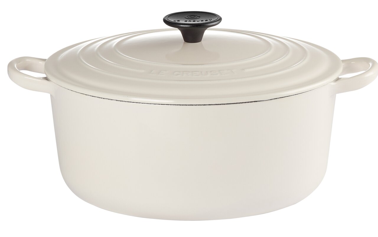 LE CREUSET Braadpan 26 cm crèmekleurig TRADITION Cremefarbener Bräter mit Deckel und zwei Griffen, seitliche Perspektive