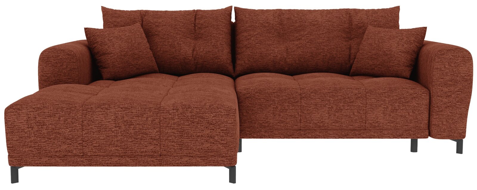 Rostbraunes Ecksofa mit linksseitiger Ottomane, strukturiertem Stoffbezug, breiten Armlehnen, vier Rückenkissen und schwarzen Metallfüßen, Frontansicht leicht von oben