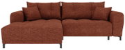 Rostbraunes Ecksofa mit linksseitiger Ottomane, strukturiertem Stoffbezug, breiten Armlehnen, vier Rückenkissen und schwarzen Metallfüßen, Frontansicht leicht von oben